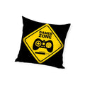 Cuscino rettangolare 40x40cm sfoderabile in cotone nero con il disegno di un joystick e la scritta gamer zone