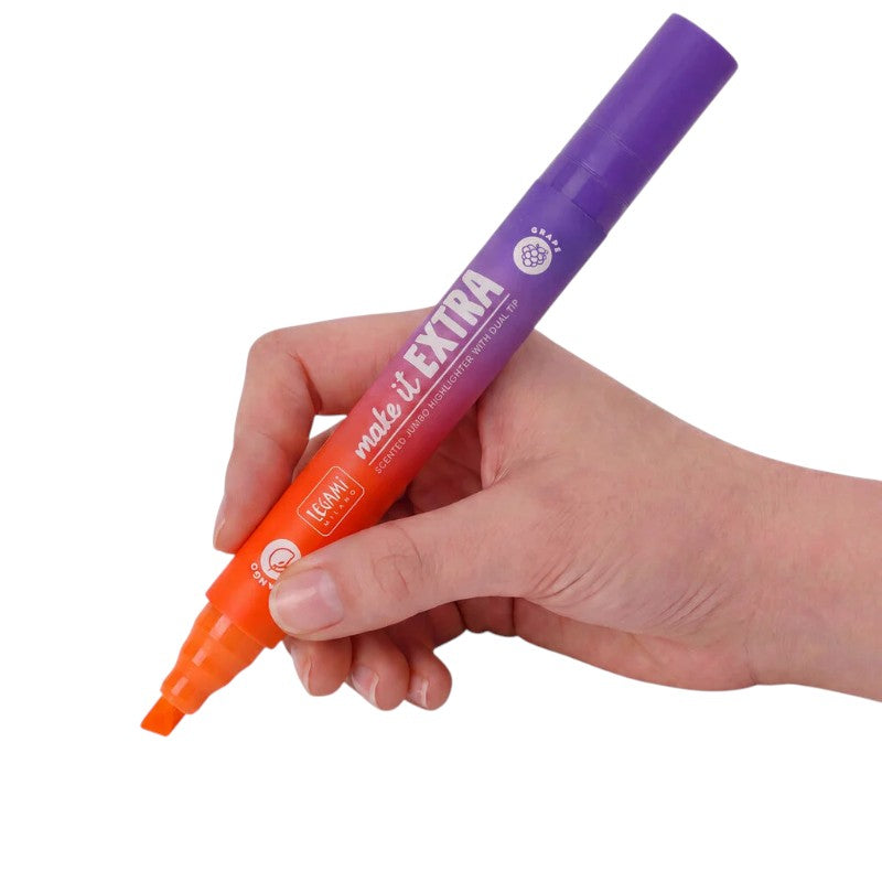 Evidenziatore profumato Legami Make it Extra a doppia punta: 2 colori fluo e 2 profumi fruttati in un solo evidenziatore. Su Viano Shop!