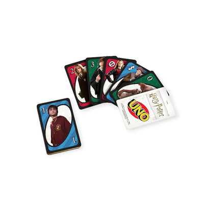 Il famosissimo gioco di carte "Uno" a tema Harry Potter, il gioco contiene 112 carte più 1 foglio di regolamento. Porta con te la magia di Hogwarts.