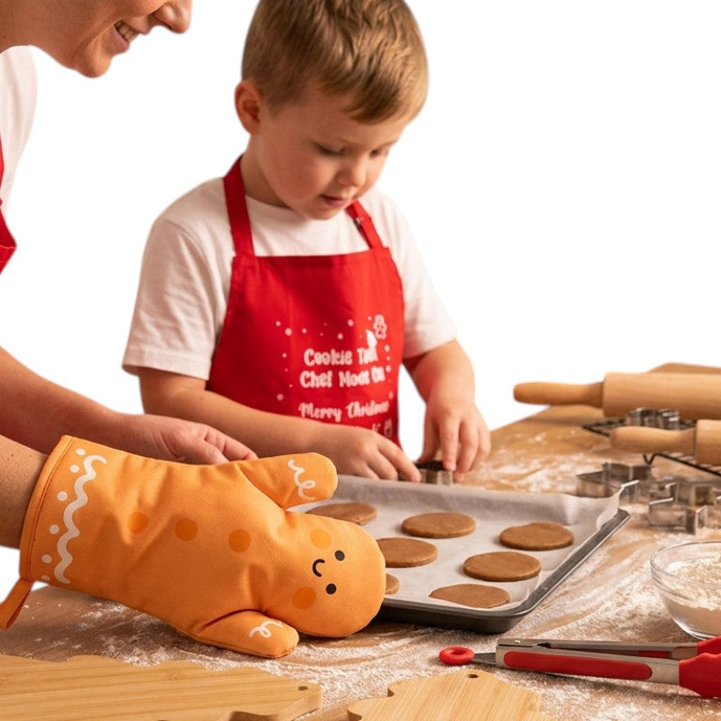 Guanto da forno Colourbook Christmas Club Gingerin a forma di omino di pan di zenzero: per sfornare biscotti di Natale. Su Viano Shop!