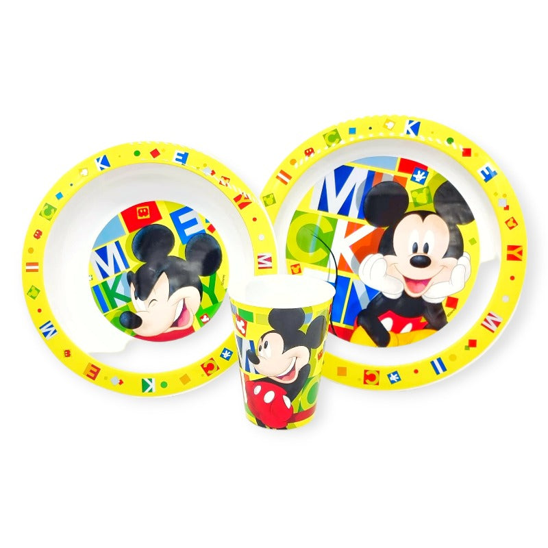 Fantastico kit pappa disney a tema mickey mouse. Kit composto da un piatto piano, un piatto fondo ed un bicchiere, tutto usabile in microonde. Colore bianco e giallo