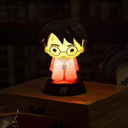 Fantastica lampada da comodino o da scrivania di Harry Potter con la divisa da Quidditch. Emana una luce soffusa e funziona con due pile stilo AA. Ottima idea regalo gadget divertente