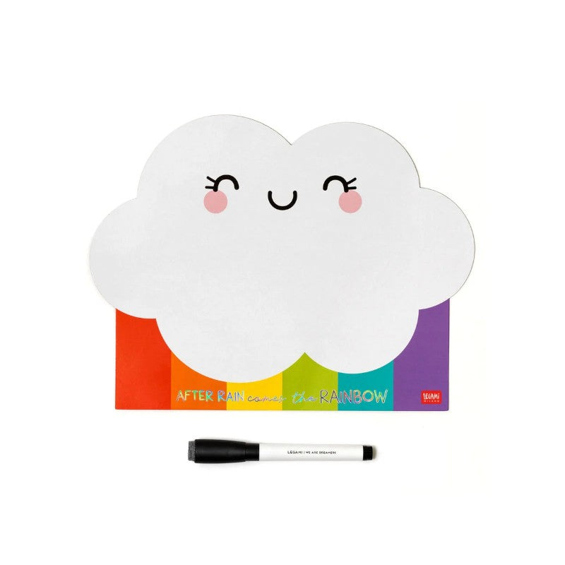 Lavagnetta magnetica Legami Nuvola e Arcobaleno con pennarello incluso: superficie cancellabile, design kawaii per il frigo. Scoprila! 