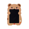 Lavagna magica Legami Orso: tavoletta LCD 8 pollici con penna, tratto arcobaleno e tasto cancella, senza luce blu. Scoprila su Viano Shop!
