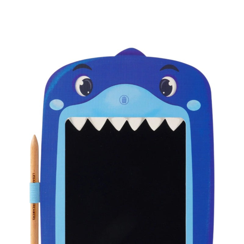 Lavagna magica Legami Squalo: tavoletta LCD 8 pollici con penna, tratto arcobaleno e tasto cancella, senza luce blu. Scoprila su Viano Shop!