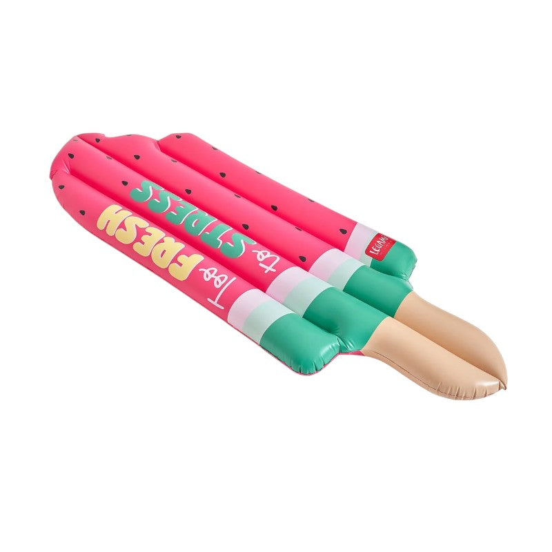 Materassino gonfiabile Legami anguria gelato stecco: PVC resistente, max 90kg, toppa inclusa. Design Too Fresh to Stress. Il float più iconico dell'estate!
