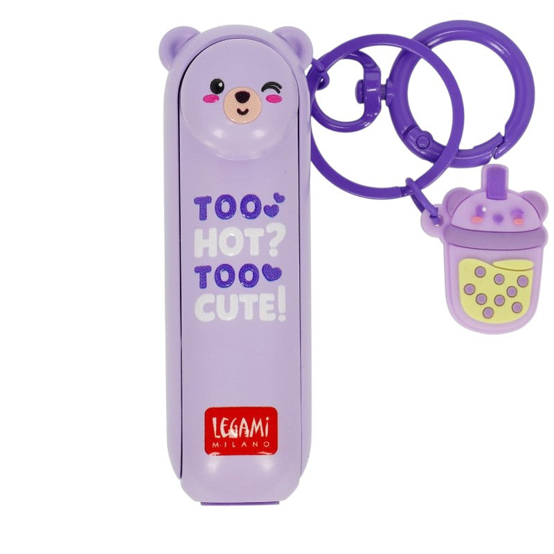 Mini fan ricaricabile Legami Teddy Bear: 3 velocità, luce LED, portachiavi, USB Type-C incluso, 87g. Design orsetto kawaii lilla. Fresco e tascabile ovunque!
