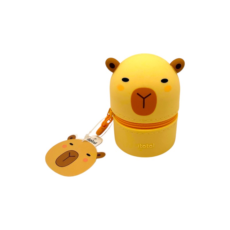 Mini astuccio kawaii capibara I-Total — silicone morbido giallo, faccina 3D, zip arancione, cartellino incluso. Regalo virale per chi ama i capibara.