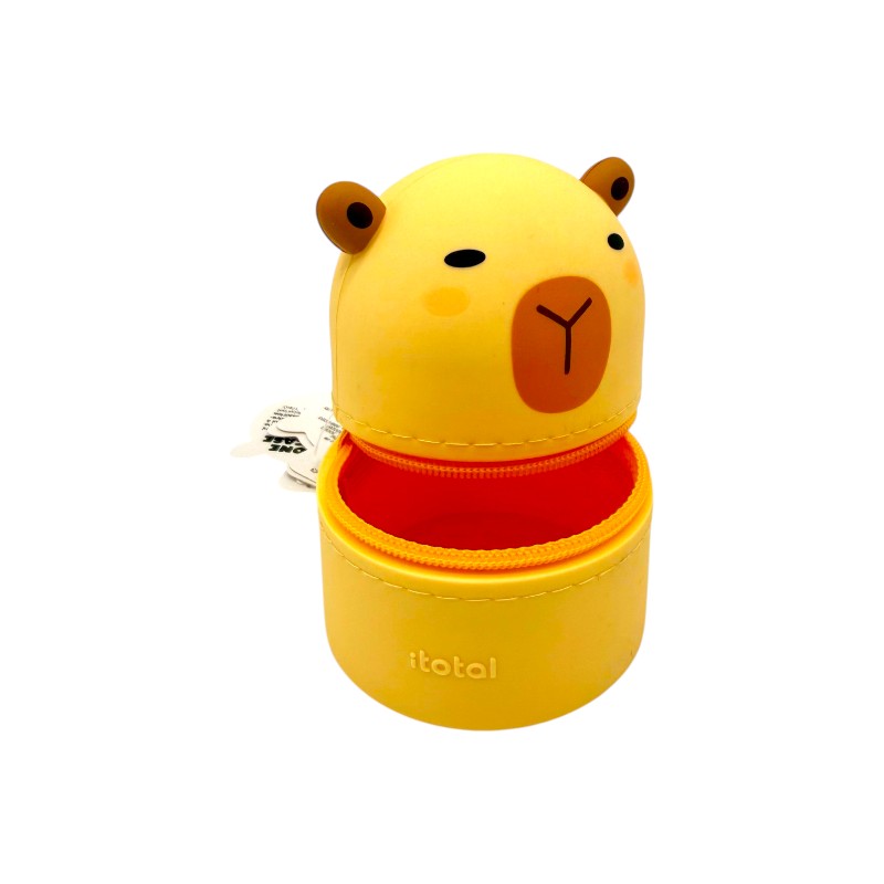 Mini astuccio kawaii capibara I-Total — silicone morbido giallo, faccina 3D, zip arancione, cartellino incluso. Regalo virale per chi ama i capibara.