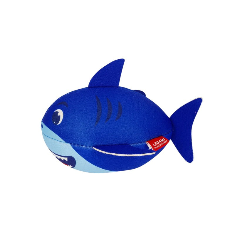 Palla galleggiante Legami Shark: squalo 3D in neoprene, 17x13cm, 74g. Non affonda mai, facile da afferrare. Giocattolo acquatico per bambini. Scoprila!
