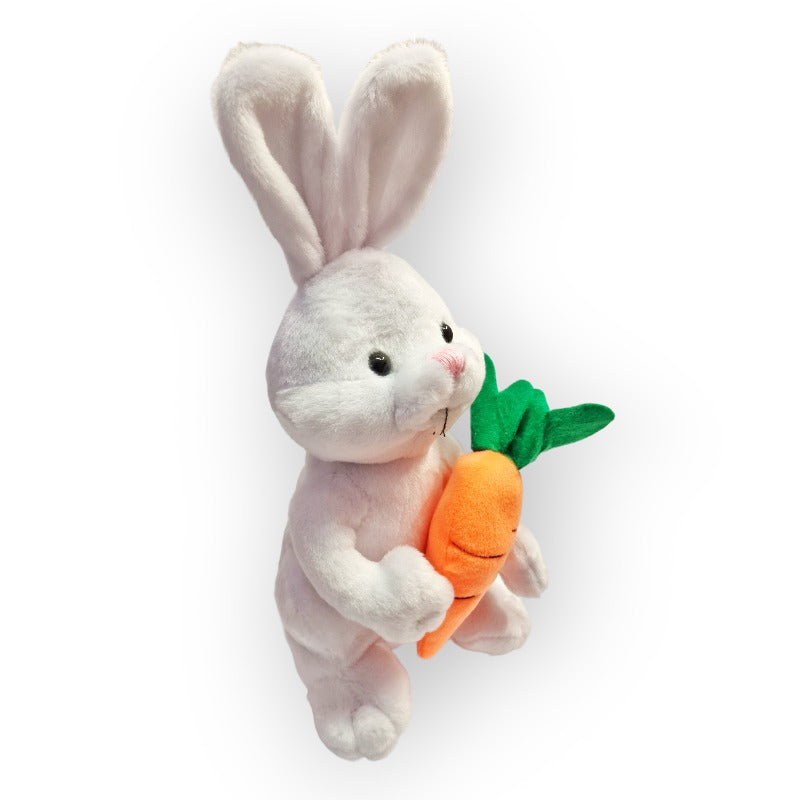 Fantastico peluche a forma di coniglietto di colore bianco con in mano una carota arancione con ciuffo d'erba verde. Morbidissimo e tenerissimo, ottima idea regalo. Dimensione 37cm