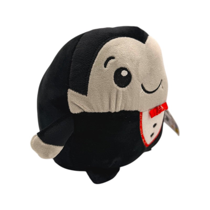 Peluche Halloween Vampiro Dracula 19x25cm: design kawaii con mantello e papillon, morbido e coccoloso. Il pupazzo perfetto per Halloween!