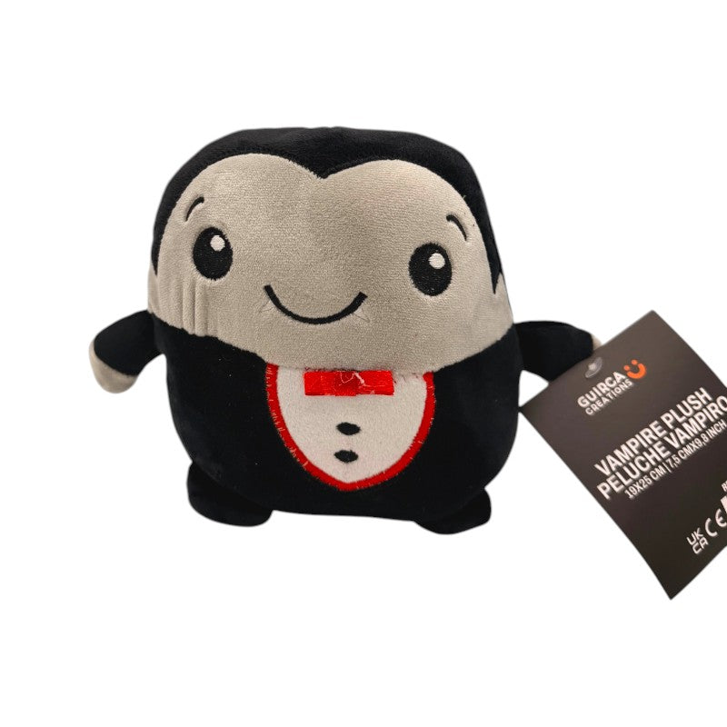 Peluche Halloween Vampiro Dracula 19x25cm: design kawaii con mantello e papillon, morbido e coccoloso. Il pupazzo perfetto per Halloween!