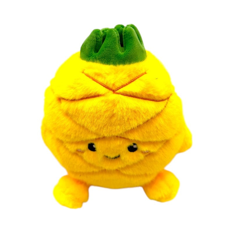 Peluche ananas kawaii I-Total Fresh Market 18cm: pelo giallo morbidissimo, texture a rombi e faccino sorridente. Regalo originale e solare. Scoprilo su Viano Shop!