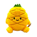 Peluche ananas kawaii I-Total Fresh Market 18cm: pelo giallo morbidissimo, texture a rombi e faccino sorridente. Regalo originale e solare. Scoprilo su Viano Shop!
