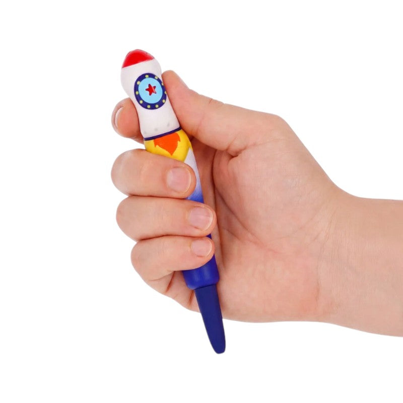Penna squishy Legami Razzo Space Explorer: penna antistress morbida da stringere, a forma di razzo spaziale. Idea regalo kawaii su Viano Shop!