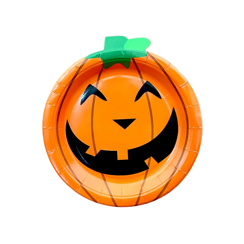 Set composto da 10 piatti monouso a tema Halloween. Colore arancione con zucca disegnata