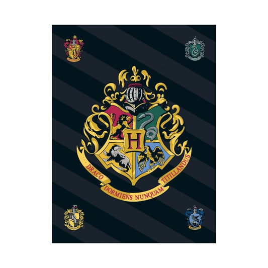 Bellissimo plaid in pile a tema Harry Potter con il logo di Hogwarts su sfondo nero.