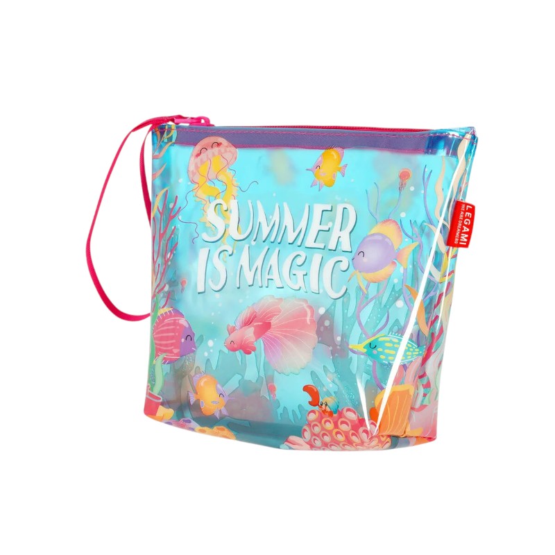 Pochette mare Legami Summer is Magic 20x16cm: TPU trasparente impermeabile, zip fucsia, laccetto da polso. Design marino incantato. Scoprila su Viano Shop!
