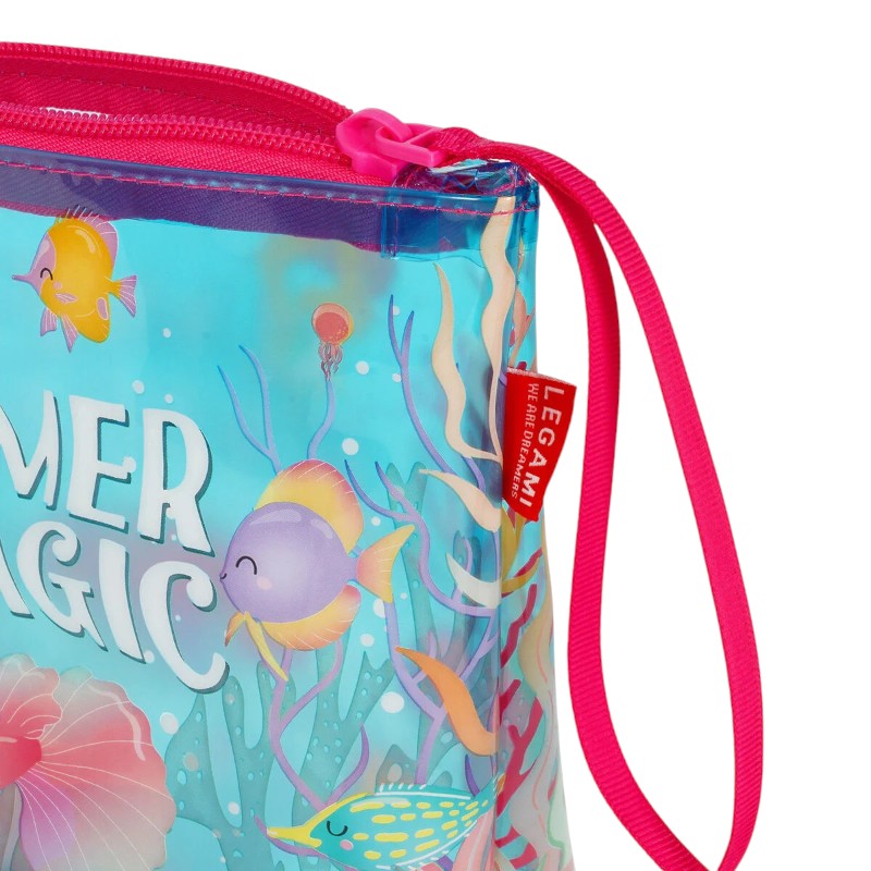 Pochette mare Legami Summer is Magic 20x16cm: TPU trasparente impermeabile, zip fucsia, laccetto da polso. Design marino incantato. Scoprila su Viano Shop!
