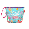 Pochette mare Legami Summer is Magic 20x16cm: TPU trasparente impermeabile, zip fucsia, laccetto da polso. Design marino incantato. Scoprila su Viano Shop!
