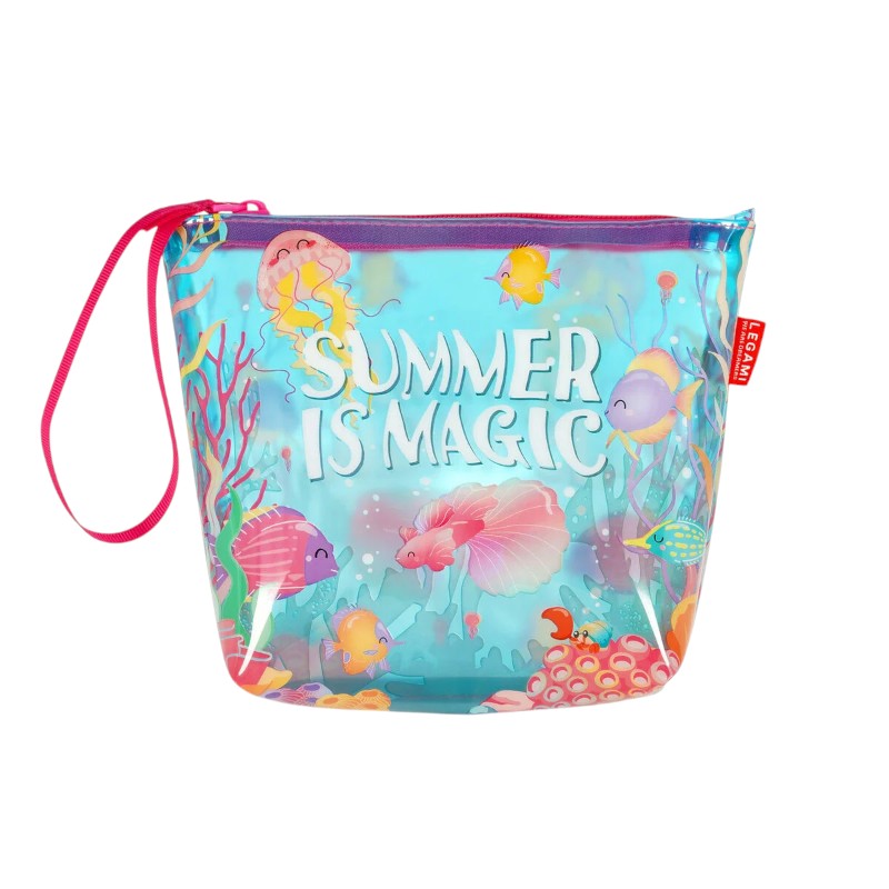Pochette mare Legami Summer is Magic 20x16cm: TPU trasparente impermeabile, zip fucsia, laccetto da polso. Design marino incantato. Scoprila su Viano Shop!
