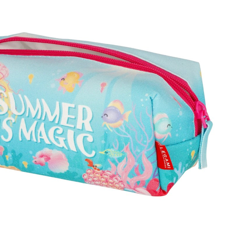 Pochette termica spiaggia Legami Summer is Magic 18x14cm: cotone canvas + interno EVA, zip fucsia, laccetto. Protegge creme e smartphone dal caldo. Scoprila!
