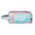 Pochette termica spiaggia Legami Summer is Magic 18x14cm: cotone canvas + interno EVA, zip fucsia, laccetto. Protegge creme e smartphone dal caldo. Scoprila!
