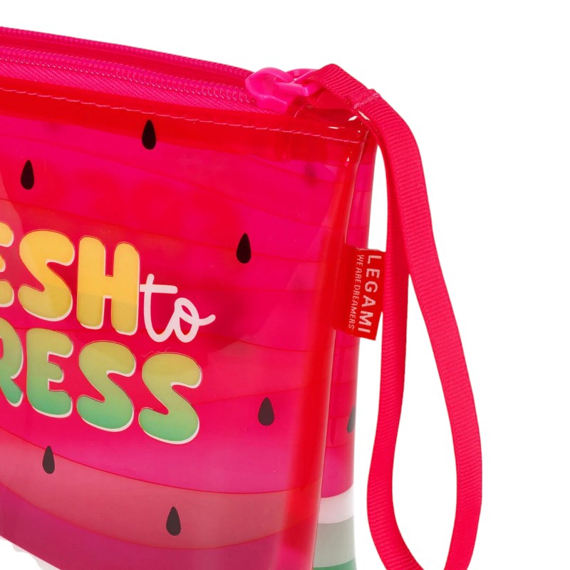 Pochette mare Legami Watermelon 20x16cm: TPU trasparente impermeabile, zip rossa, laccetto da polso. Design anguria Too Fresh to Stress. Scoprila su Viano Shop!
