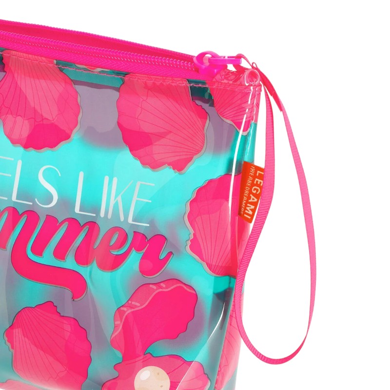 Pochette mare Legami Feels Like Summer 20x16cm: TPU trasparente impermeabile, zip, laccetto fucsia. Design conchiglie. Perfetta per spiaggia e costume bagnato!
