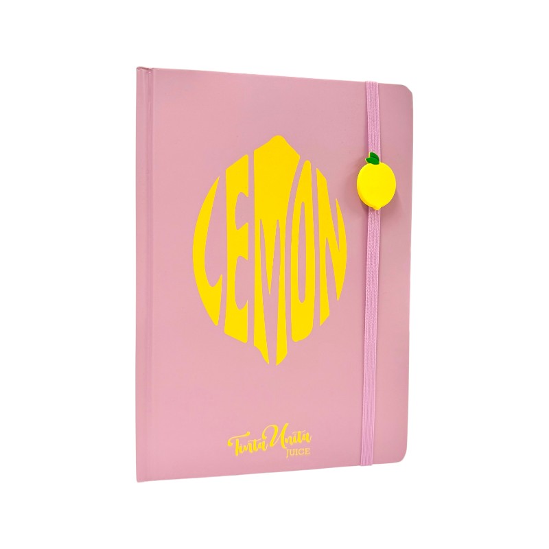 Quaderno A5 Tinta Unita Juice: copertina rigida profumata, fogli bianchi ed elastico con charm. Limited edition in 3 varianti frutta. 