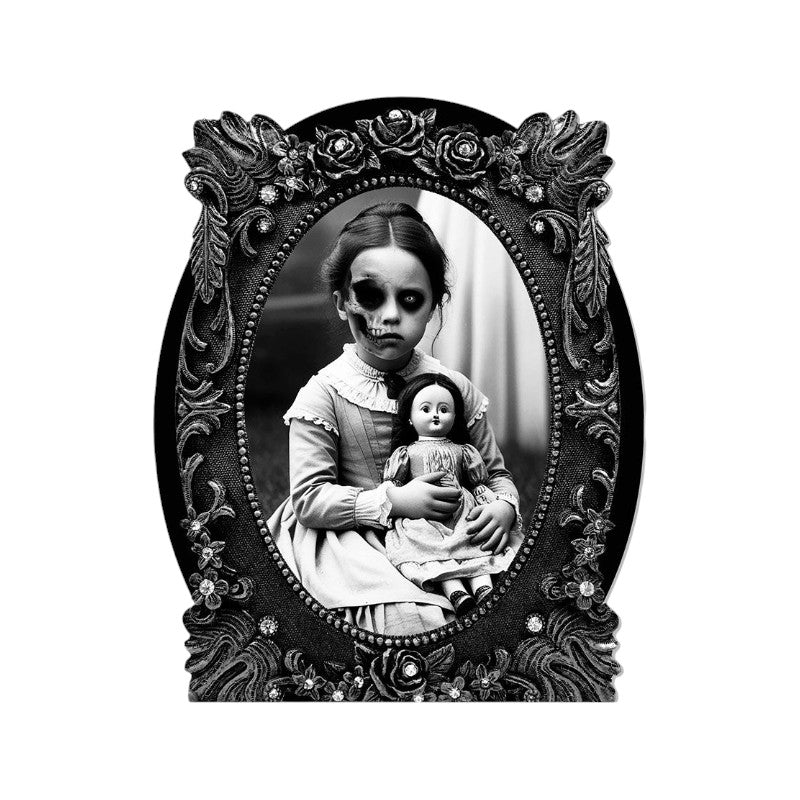 Quadro horror di Halloween con bambina fantasma e bambola d’epoca in cornice barocca con rose: decorazione da parete gotica. Su Viano Shop!