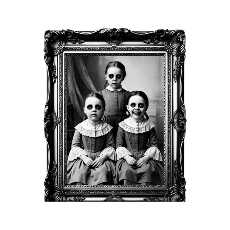 Quadro horror di Halloween con bambine fantasma in stile vittoriano e cornice barocca: decorazione da parete per case infestate. Su Viano Shop!