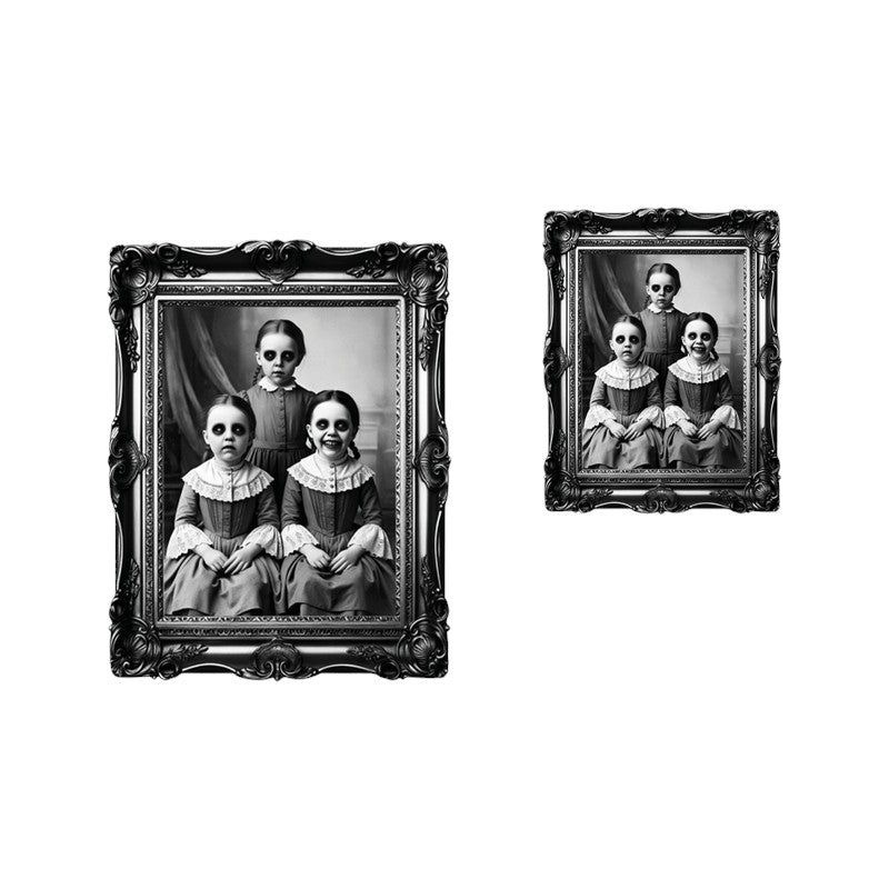 Quadro horror di Halloween con bambine fantasma in stile vittoriano e cornice barocca: decorazione da parete per case infestate. Su Viano Shop!