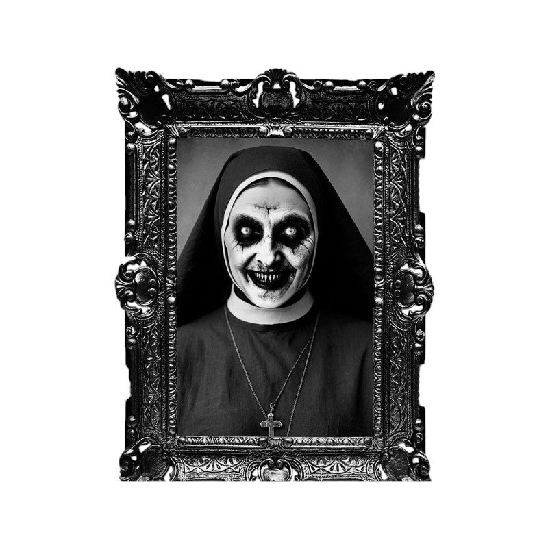 Quadro horror di Halloween con suora demoniaca in cornice barocca: decorazione da parete in bianco e nero per case infestate. Su Viano Shop!