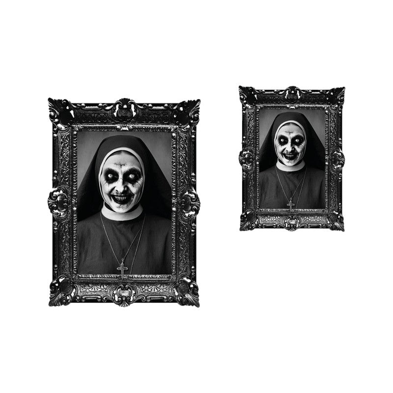 Quadro horror di Halloween con suora demoniaca in cornice barocca: decorazione da parete in bianco e nero per case infestate. Su Viano Shop!