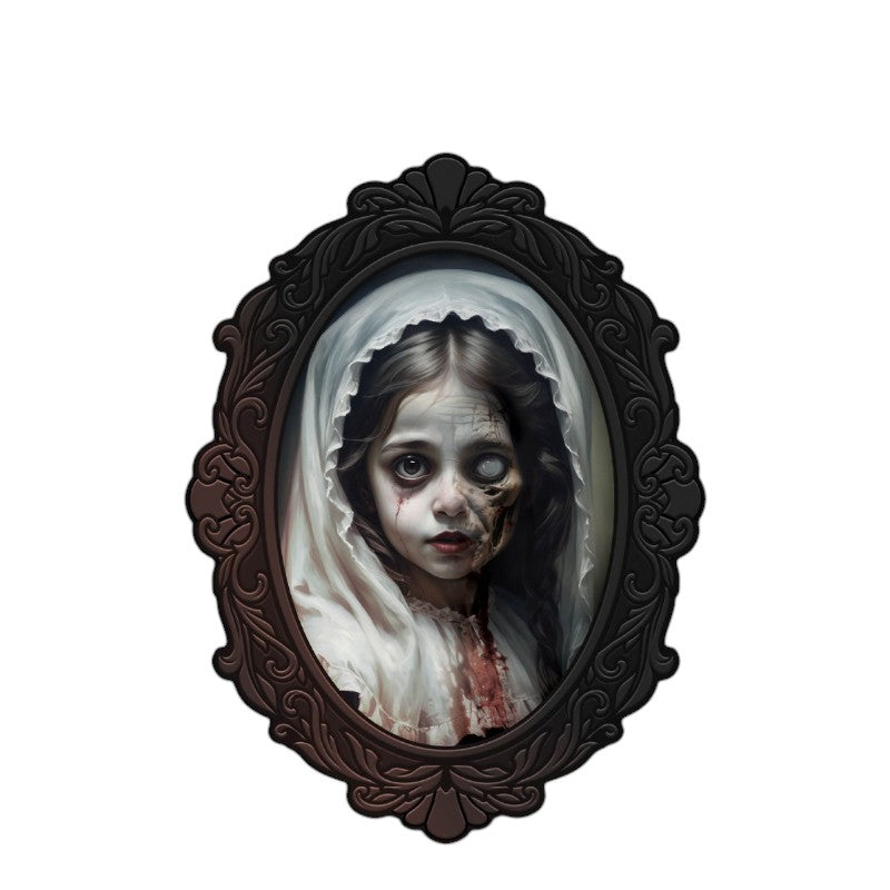 Quadro olografico di Halloween con bambina velata che si trasforma in zombie: effetto lenticolare e cornice ovale gotica. Su Viano Shop!