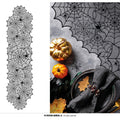 Runner da tavola di Halloween Fiestas Guirca con ragnatele e ragni effetto pizzo: centrotavola gotico per cene e feste. Su Viano Shop!