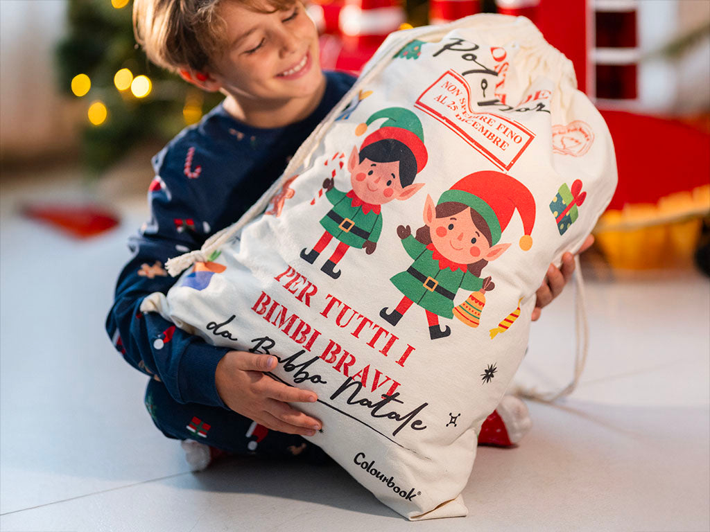 Sacco di Babbo Natale Colourbook Fabbrica degli Elfi in tessuto con stampa Posta del Polo Nord: per i regali sotto l’albero. Su Viano Shop!