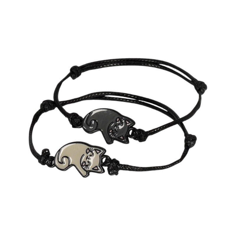 Set 2 braccialetti Legami Purrfect Match gatto: charm gattini beige e nero, cordino regolabile nero. Idea regalo amicizia! Scoprilo ora 