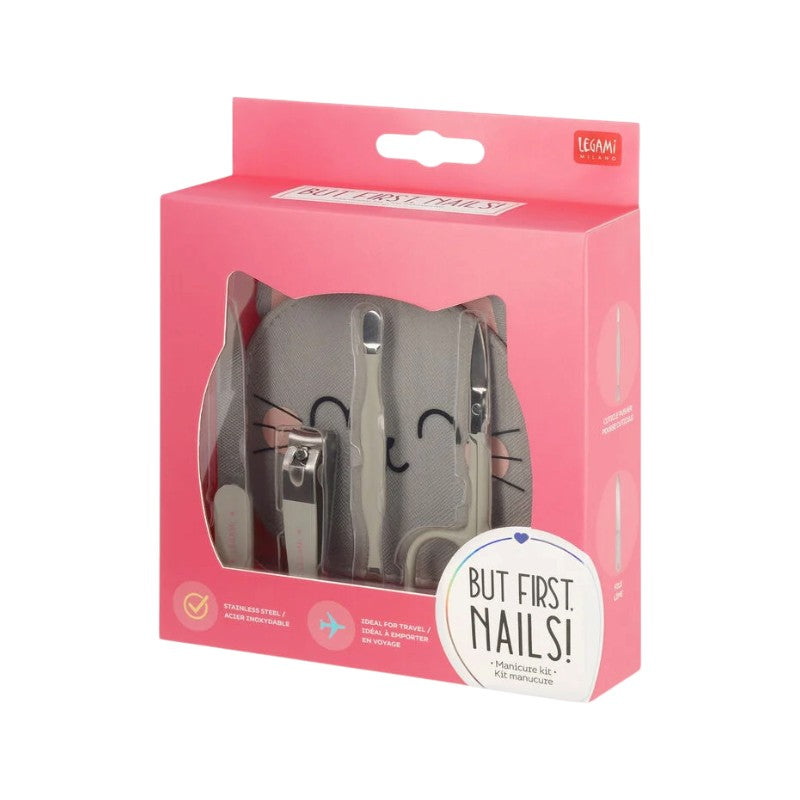 Kit manicure Legami Gatto But First Nails con custodia kawaii e 4 strumenti in acciaio inox: perfetto da viaggio. Su Viano Shop!