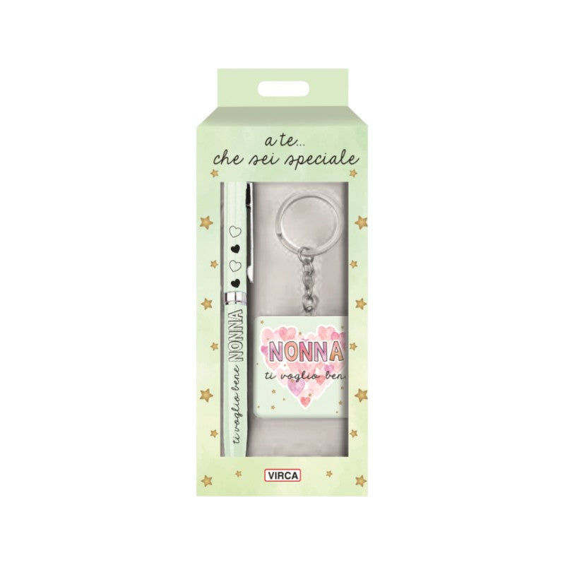 Bellissimo set regalo per la festa dei nonni composto da un portachiavi ed una penna a sfera, entrambe con la scritta "ti voglio bene, Nonna"