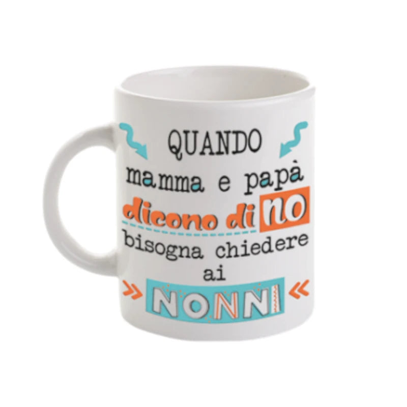 Bellissima tazza in ceramica per la festa dei nonni con la scritta "Nulla batte le coccole dei Nonni"