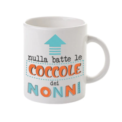 Bellissima tazza in ceramica per la festa dei nonni con la scritta "Nulla batte le coccole dei Nonni"