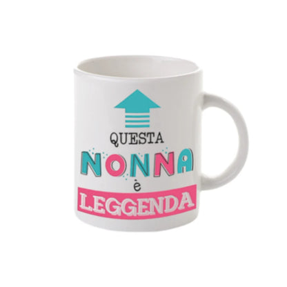 Bellissima tazza in ceramica per la festa dei nonni con la scritta "questa nonna è una leggenda"