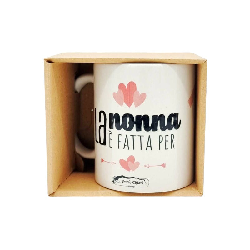 Tazza regalo per la festa dei nonni. Fatta in ceramica bianca di altissima qualità con la scritta "la nonna è fatta per...amare, giocare ed aggiustare le cose"