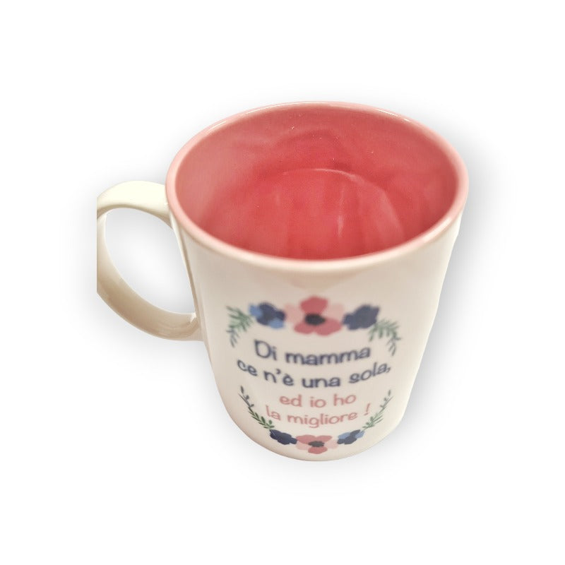 Fantastica tazza in ceramica di alta qualità dedicata alla festa della mamma. Design bianco con disegni di fiori e la scritta "Di mamma ce n'è una sola ed io ho la migliore"