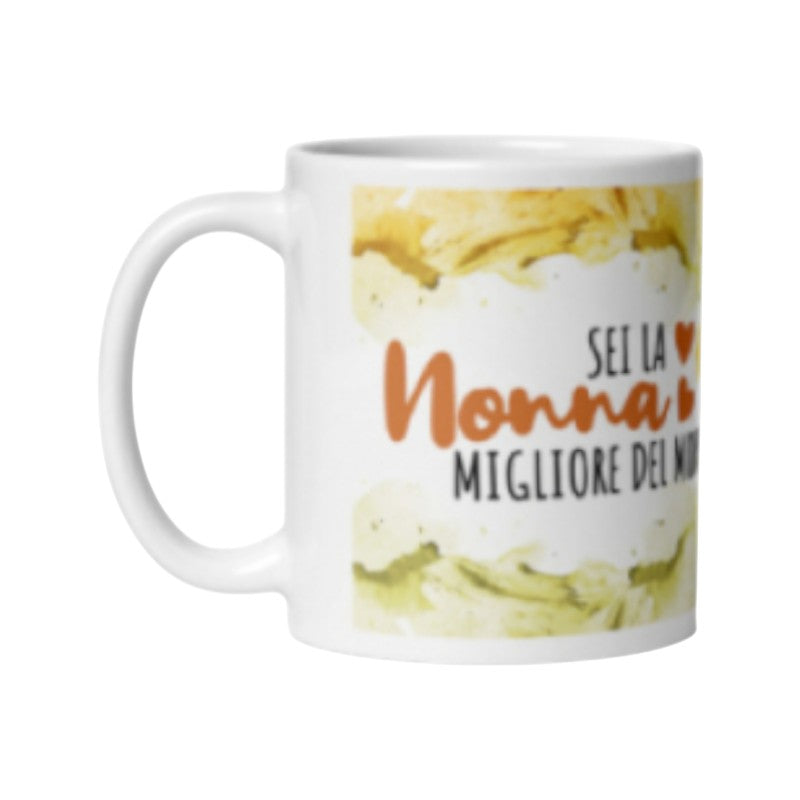 Bellissima tazza per la tua super nonna, bianca con dettagli gialli e la scritta "Sei la nonna migliore del mondo, enjoy the moment"