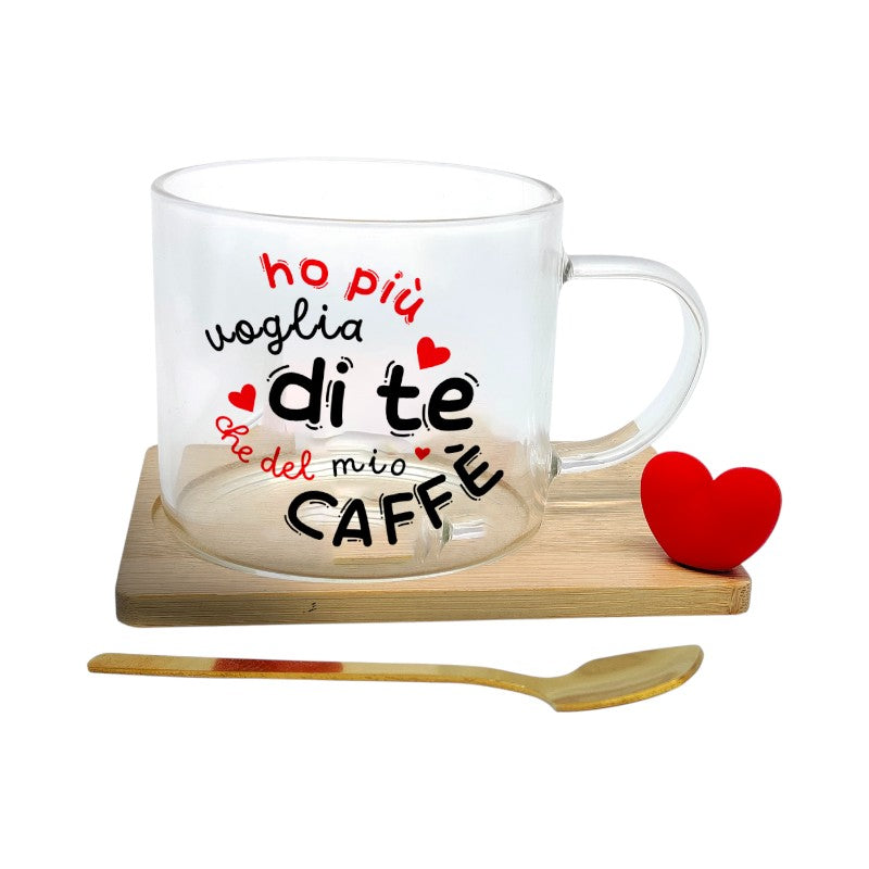 Bellissima tazza in vetro con piattino in legno e cucchiaino a tema San Valentino e la scritta "Ho più voglia di te che del mio caffè"