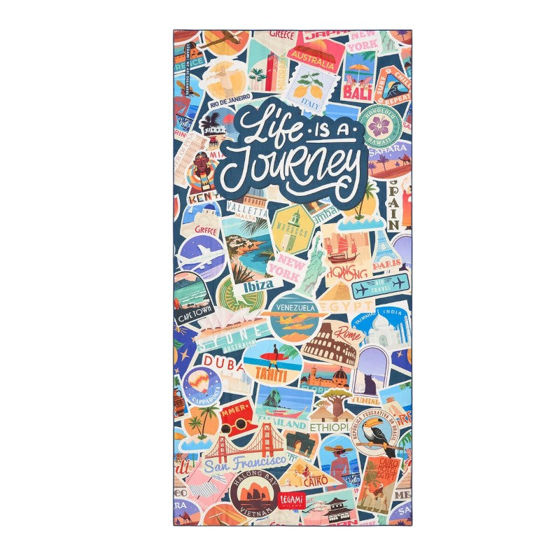 Telo mare Legami Life is a Journey 180x85cm: poliestere asciugante, 331g, design sticker travel vintage con mete di tutto il mondo. Per chi ama viaggiare!

